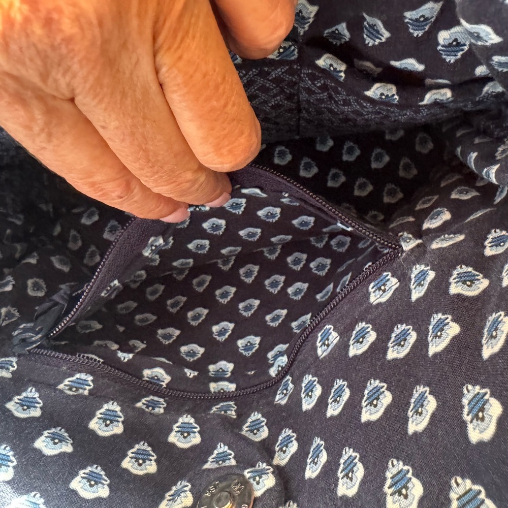 Vera Bradley Nantucket Navy
Blue Retired Hobo Handbag Tote
Bag Spring 2005 - Picture 12 of 13